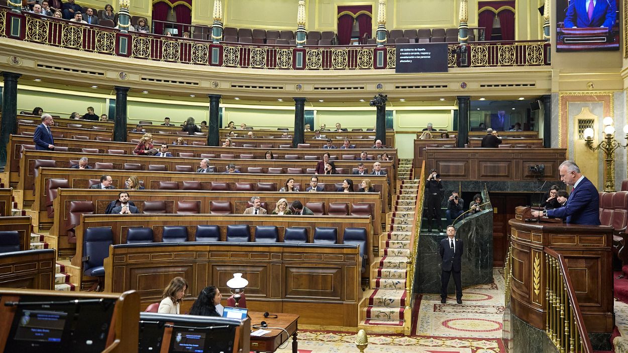 El Congreso de los Diputados durante la intervención del ministro de Política Territorial y Memoria Democrática, Ángel Víctor Torres, en el Pleno. EP