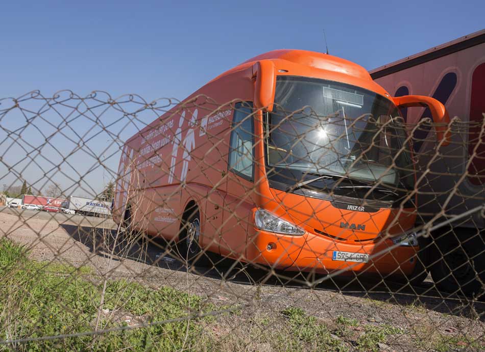 Autobús de la organización ultracatólica Hazteoir retenido en un aparcamiento de la localidad madrileña de Coslada. 