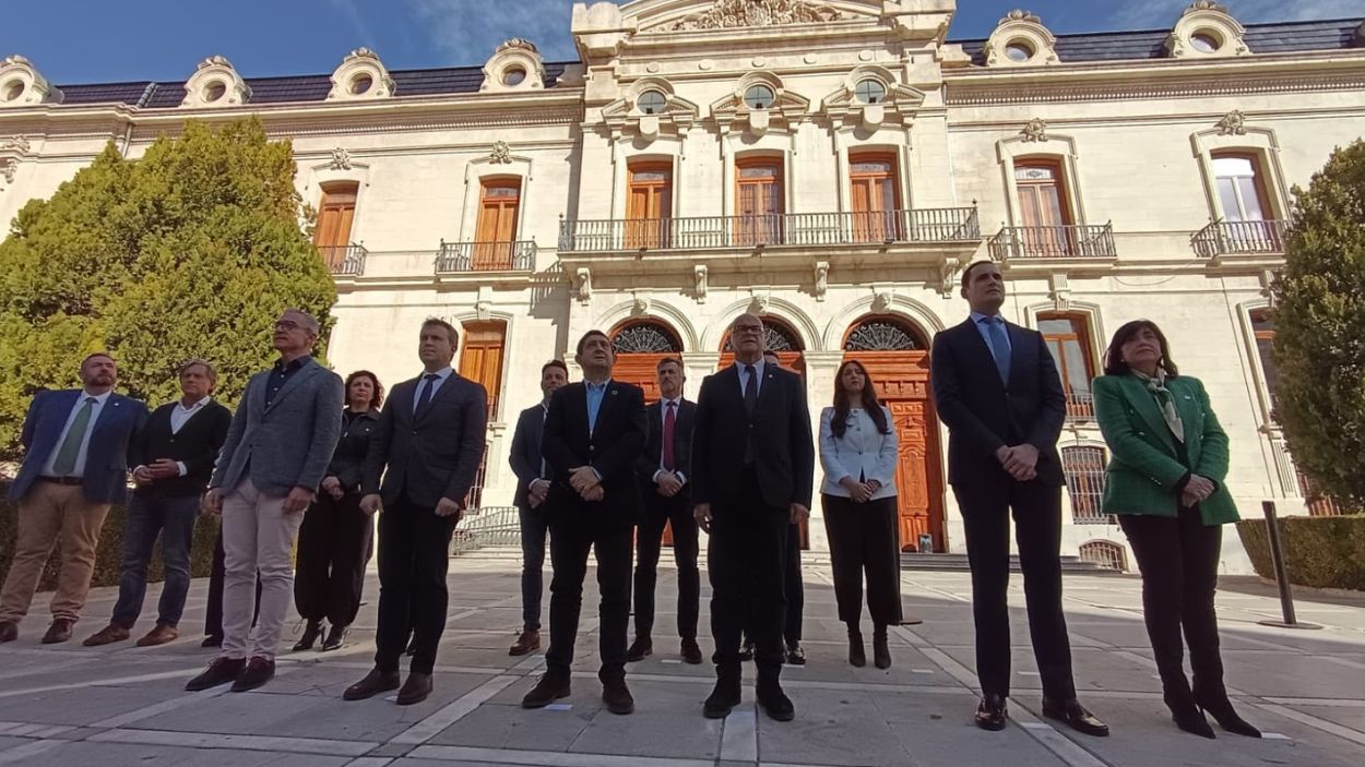 Acto de izado de la bandera de Andalucía a las puertas de la Diputación de Jaén