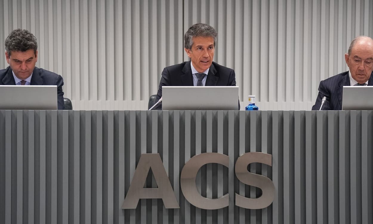 Juan Santamaría (en el centro), consejero delegado de ACS, durante la presentación de los resultados anuales del grupo. (Foto: ACS)