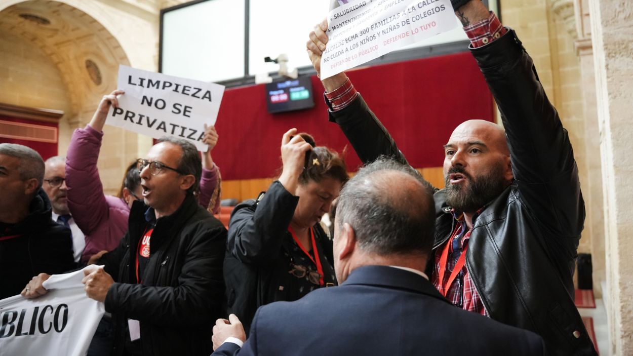 Trabajadores de la plantilla municipal del Ayuntamiento de Sevilla desalojados durante el Pleno / EP