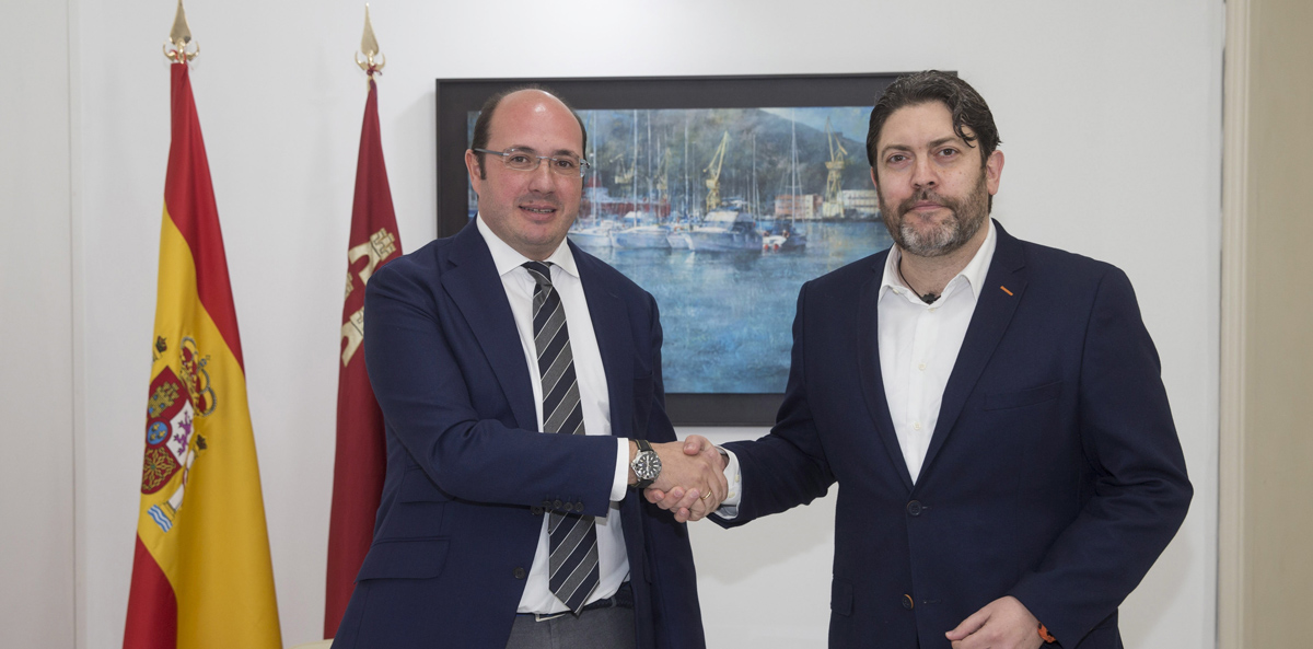 El presidente de Murcia, Pedro Antonio Sánchez (i) junto al líder regional de Ciudadanos, Miguel Sánchez, durante la reunión que han mantenido. EFE