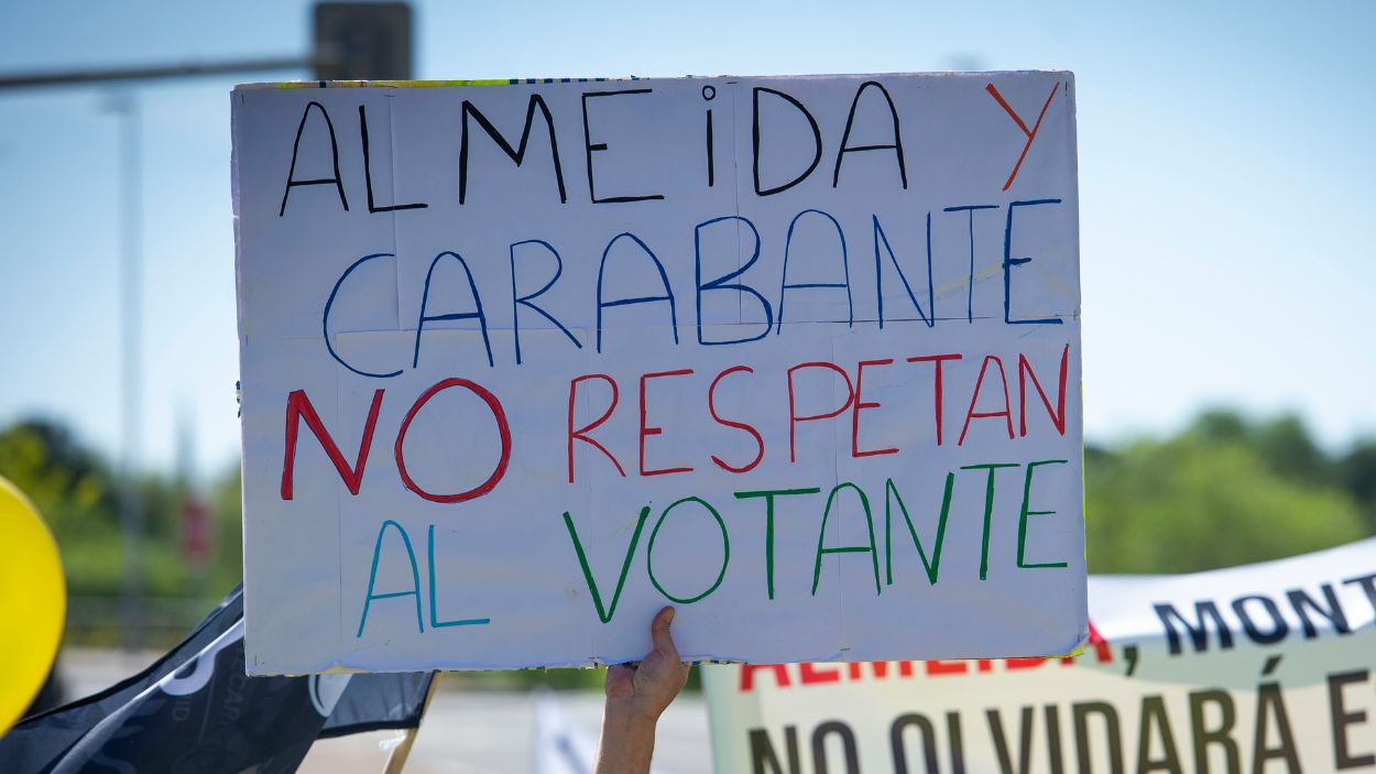 Manifestantes con pancartas durante la protesta para exigir al Ayuntamiento que construya su cantón lejos de colegios y viviendas. EP.
