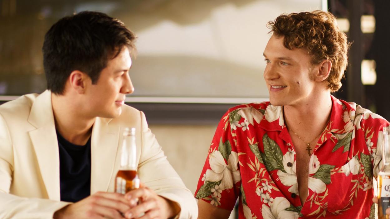 Escena de 'Heated Rivalry', serie titulada como 'Más que rivales' en España