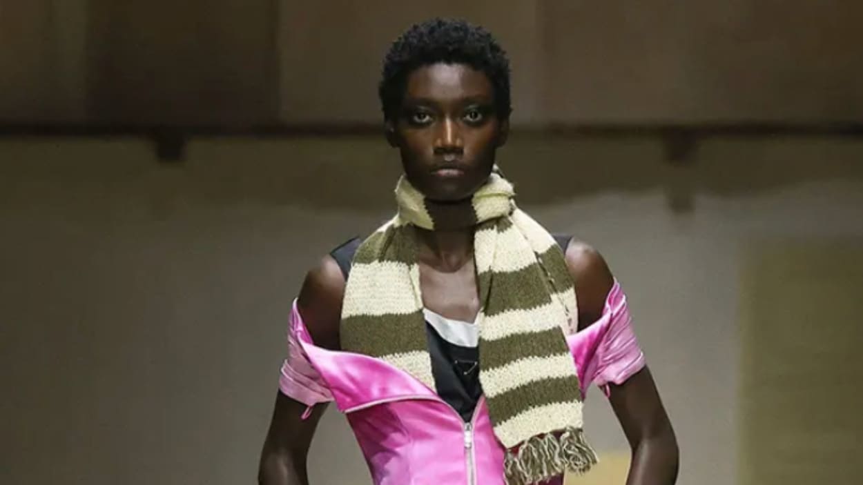 Prada FW26 explora identidad femenina mediante capas y memoria