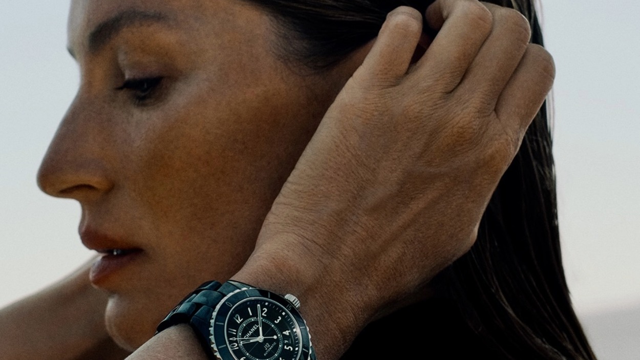 Gisele Bündchen luciendo el J12 de 38 mm equipado con el Calibre 12.1. Cortesía de Chanel