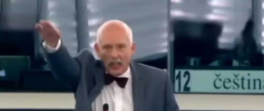 El eurodiputado polaco machista hace el saludo nazi desde su escaño. You Tube
