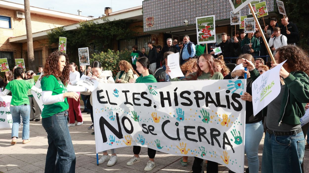 Comunidad docente protesta por el cierre del IES Híspalis en Sevilla / EP