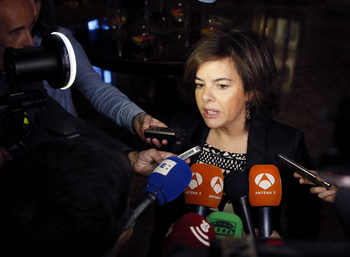 La vicepresidenta del Gobierno, Soraya Sáenz de Santamaría, hace declaraciones a los medios