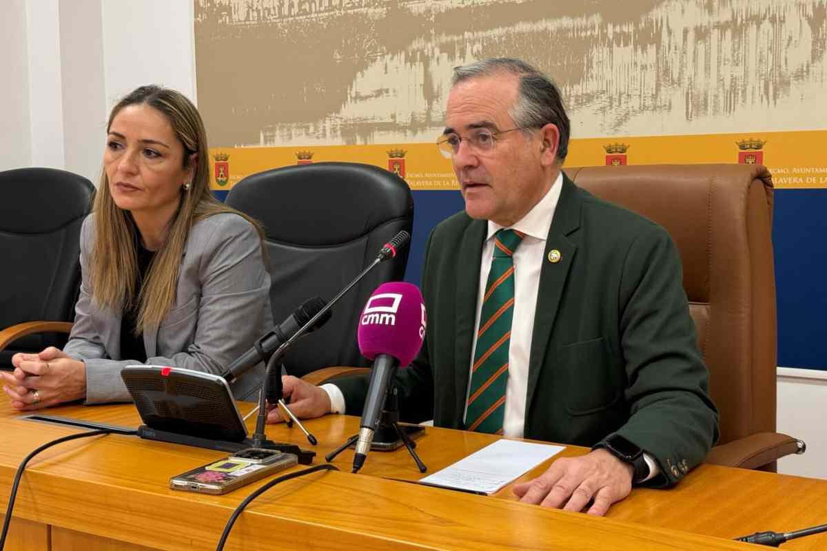 Imagen de archivo de una rueda de prensa del alcalde de Talavera de la Reina, José Julián Gregorio. EP.