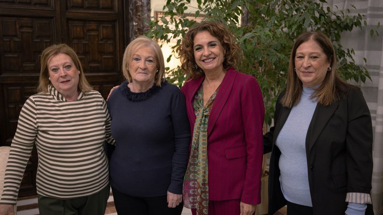 La vicepresidenta primera y ministra de Hacienda, María Jesús Montero, con las hermanas de García Caparrós / Archivo