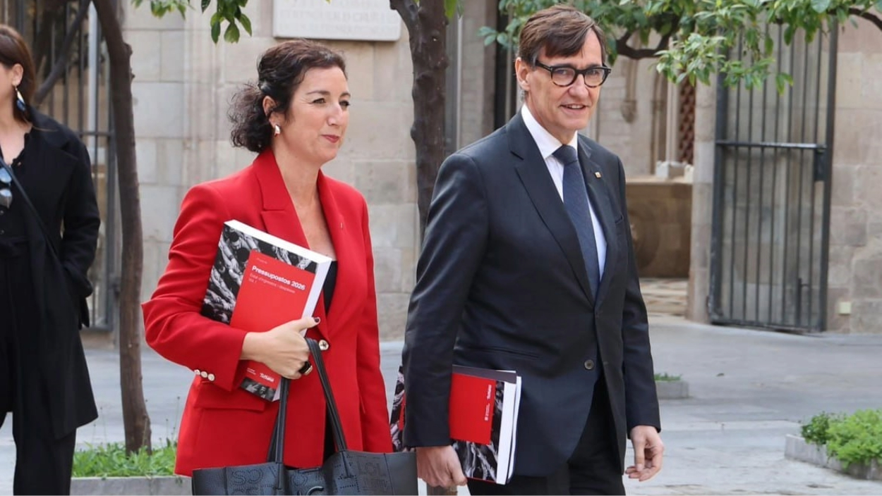 El presidente de la Generalitat de Cataluña, Salvador Illa, y la consellera de Economía y Finanzas, Alícia Romero, en la reunión extraordinaria del Consell Executiu del viernes 27 de febrero de 2026. GOVERN