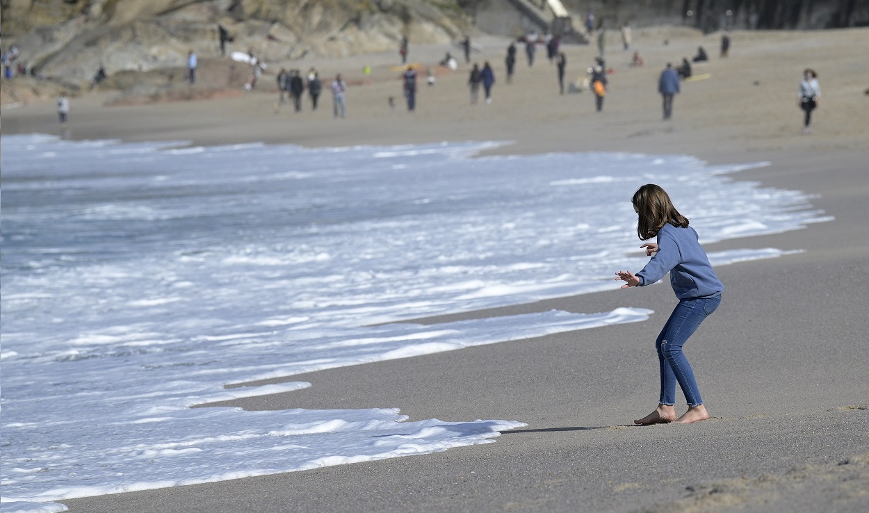 Varias personas disfrutan de un día de primavera anticipada con temperaturas de 20ºC. EP