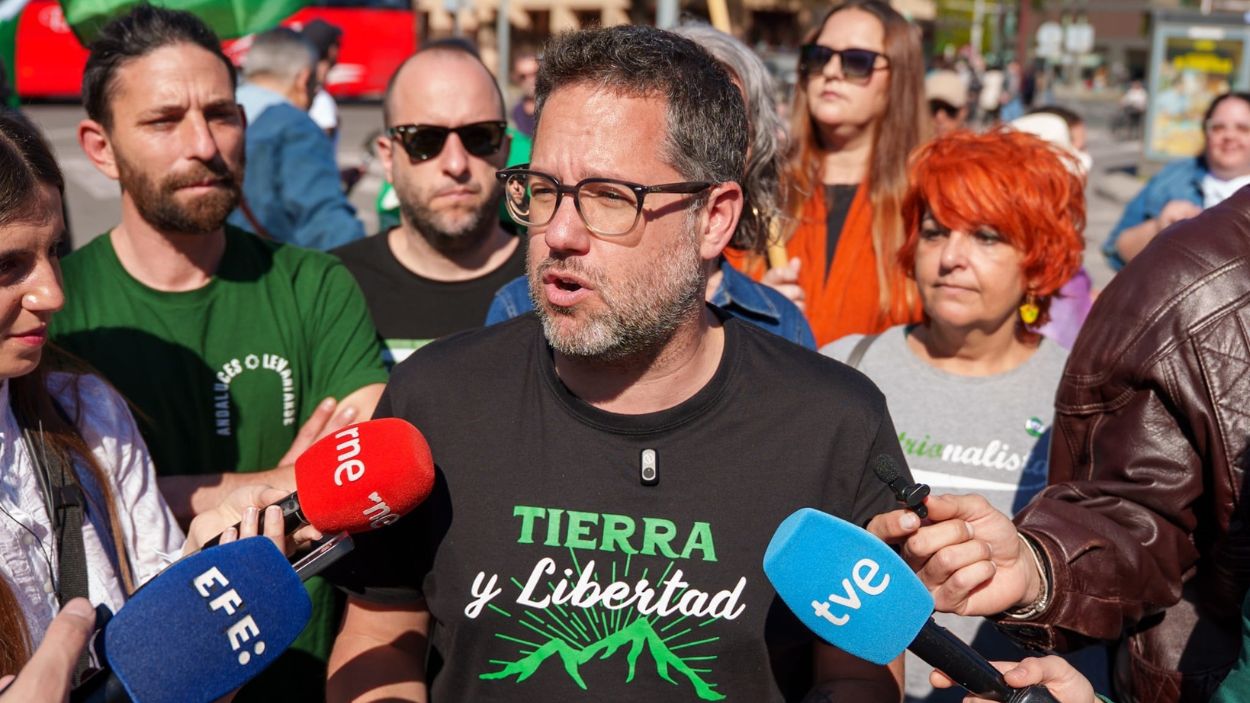 El portavoz de Adelante Andalucía, José Ignacio García, atendiendo a medios en la manifestación del 28F / EP