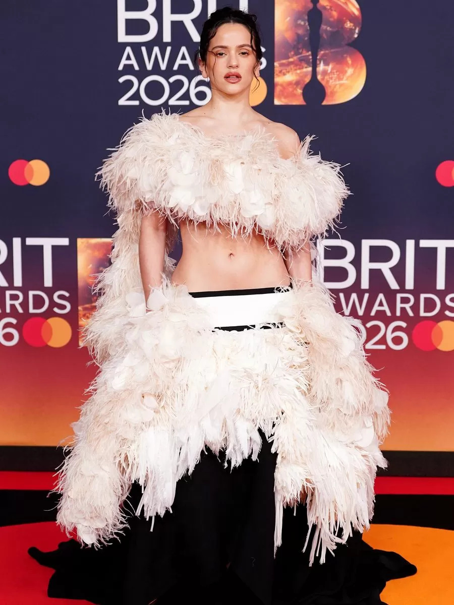 Rosalía Hace una entrada impactante con un look en blanco y negro que equilibra teatralidad y precisión, convirtiendo una vez más la alfombra roja en una extensión de su identidad artística.