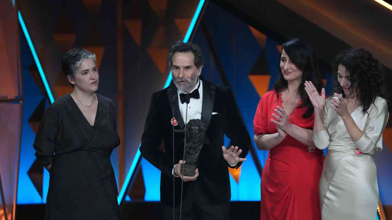La productora Marisa Fernández Armenteros recoge el Goya a Mejor Película por 'Los domingos'. EP.
