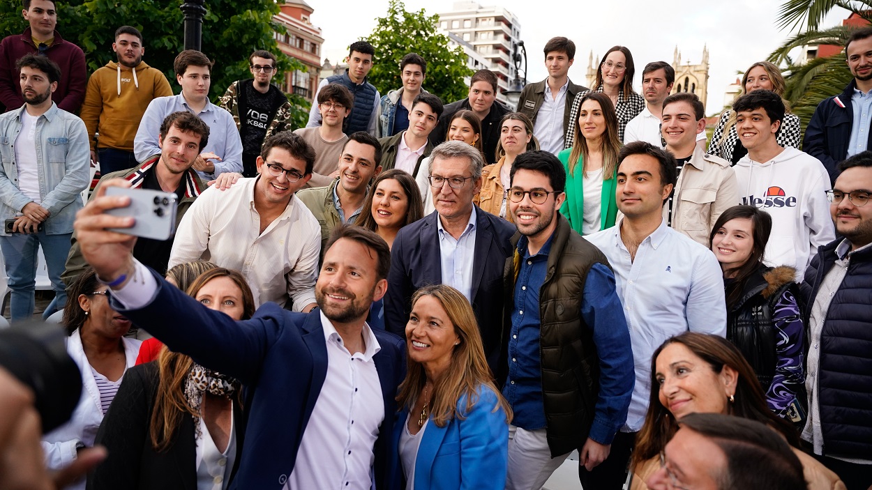El secretario general del PP de Asturias, Álvaro Queipo; la eurodiputada del PP Susana Solís y el presidente del PP, Alberto Núñez Feijóo se hacen un selfie durante un acto de campaña de su partido para las elecciones europeas. EP