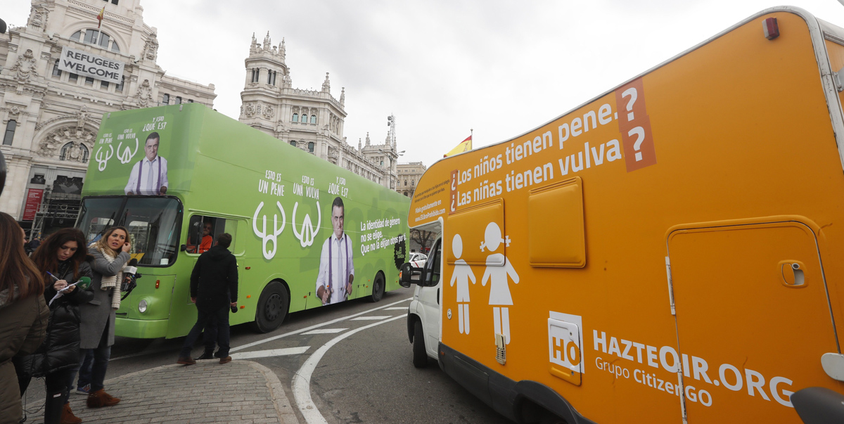 La autocaravana de la Asociación HazteOir.orgcon, a su llegada a la plaza de Cibeles, un nuevo eslogan con la que la organización ultracatólica continuará su campaña de publicidad transfóbica.