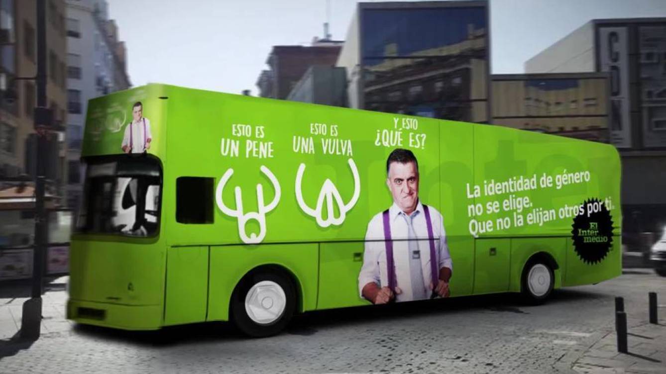 El autobús de El Intermedio contra el de Hazte Oír