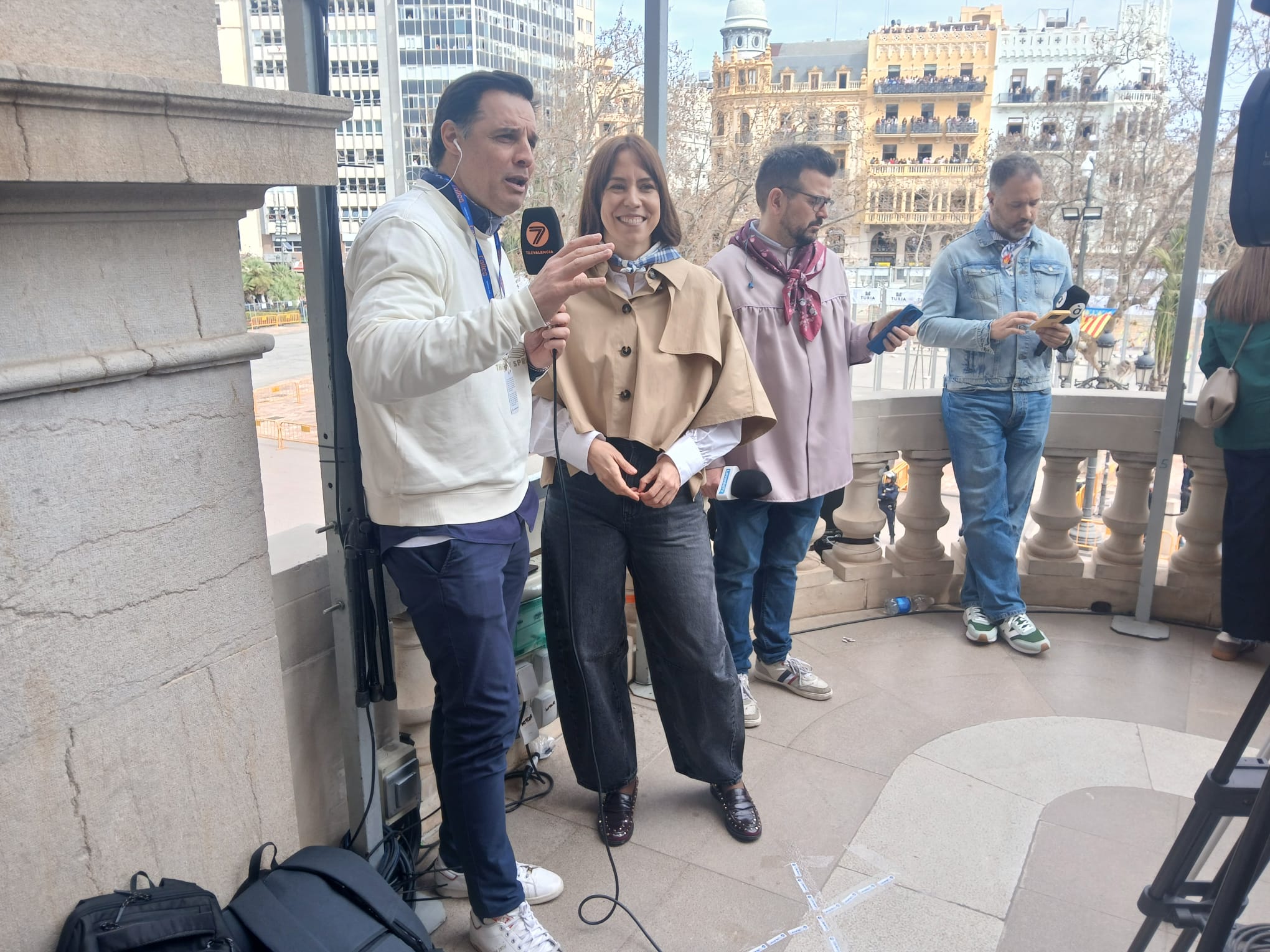 Diana Morant antes de la Mascletà mientras el redactor de Àpunt mira su móvil. El Plural.