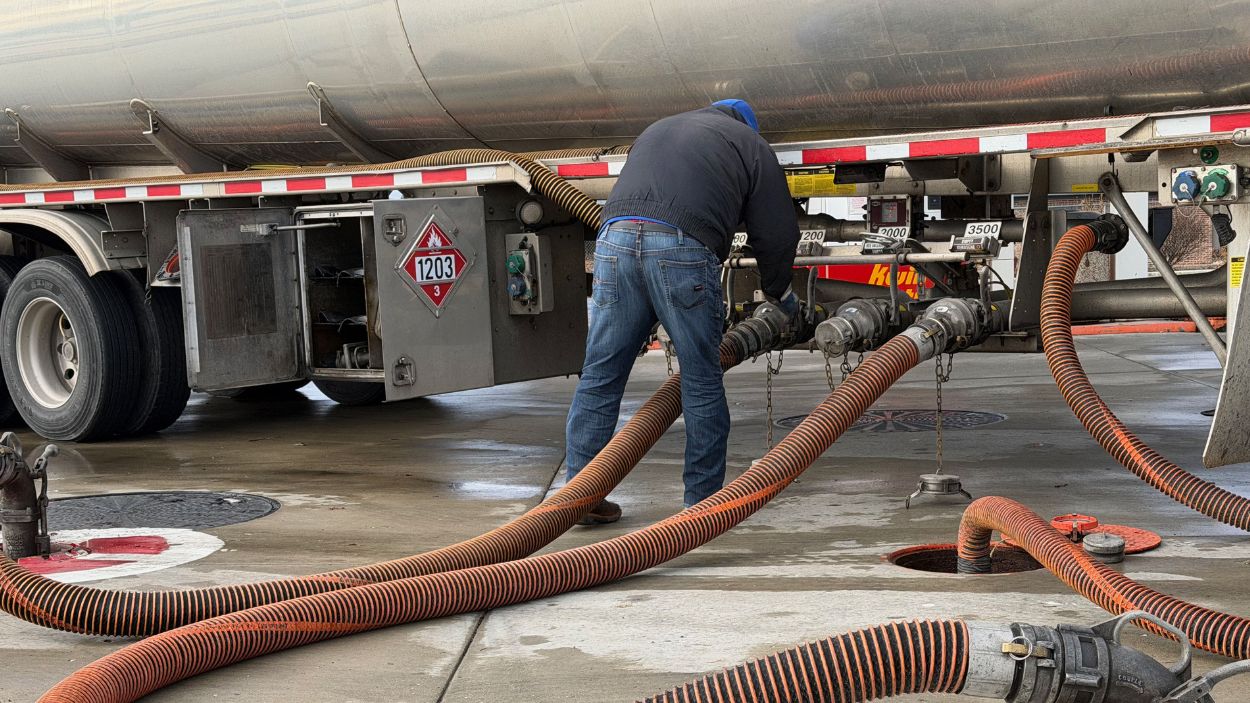 Recarga de un camión de gasolina
