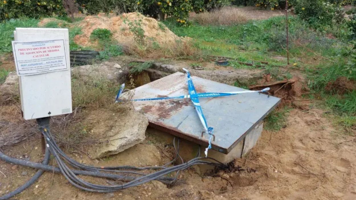 Uno de los pozos precintados en la finca de la Casa de Alba en Aljóbar
