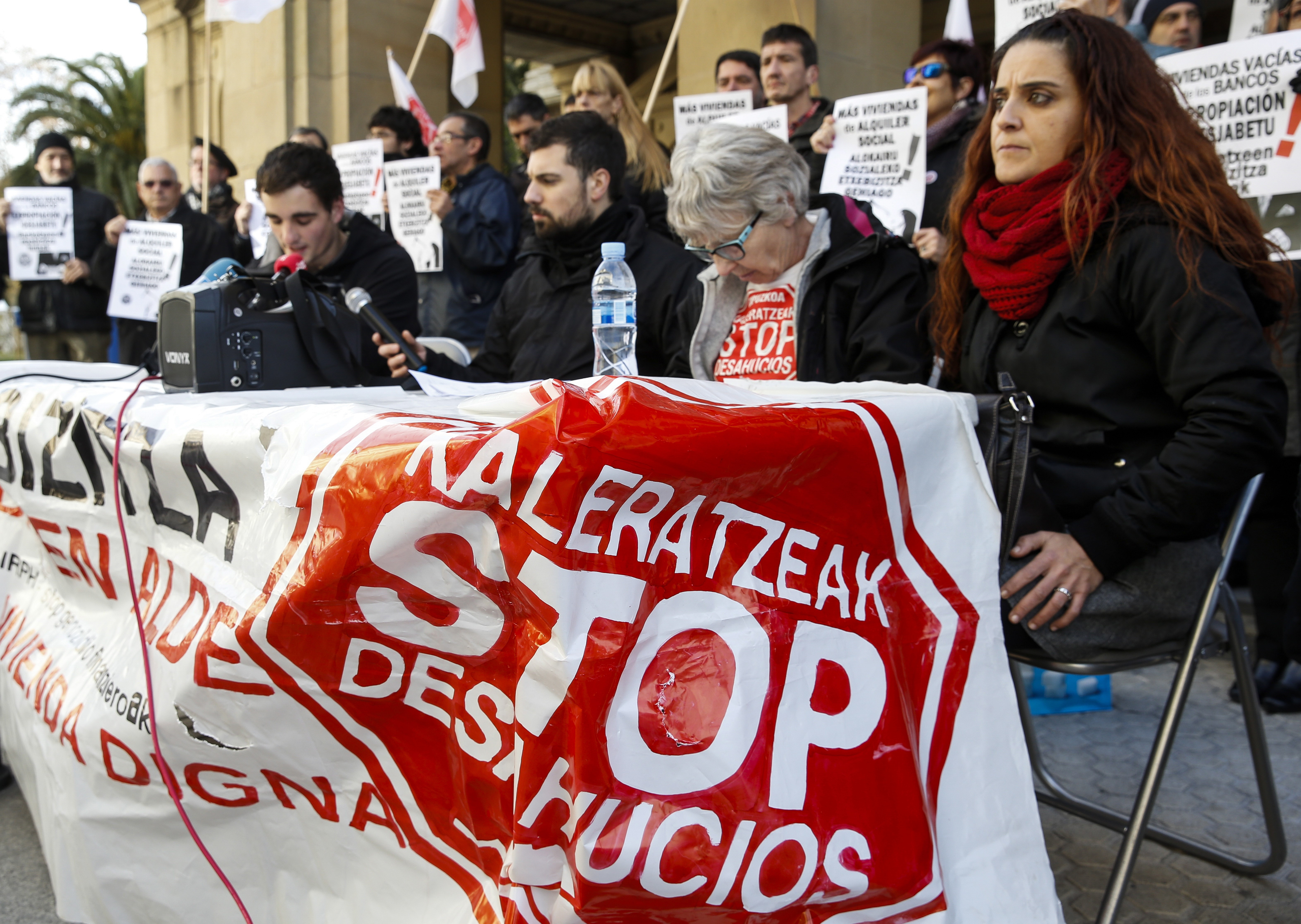 Desahucios, concursos y despidos caen a los niveles más bajos desde 2008. Representantes de la asociación Stop Desahucios de San Sebastián