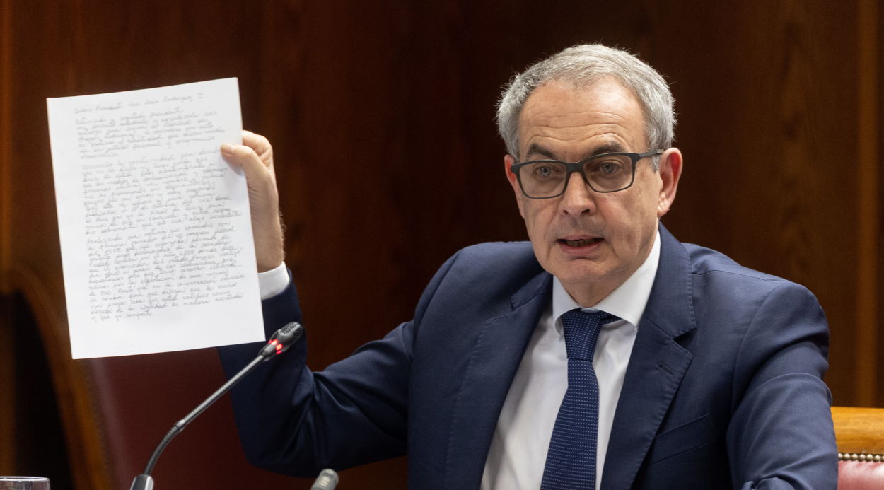 El ex presidente del Gobierno José Luis Rodríguez Zapatero sostiene la carta que le escribió Hugo 'El Pollo' Carvajal. EP.