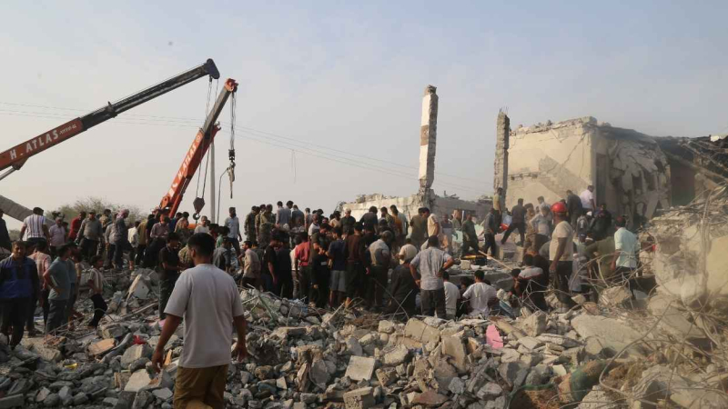 Rescatistas y residentes locales intentan rescatar a los heridos de entre los escombros de una escuela primaria femenina atacada en Minab, provincia de Hormozgán, al sur de Irán. EP.