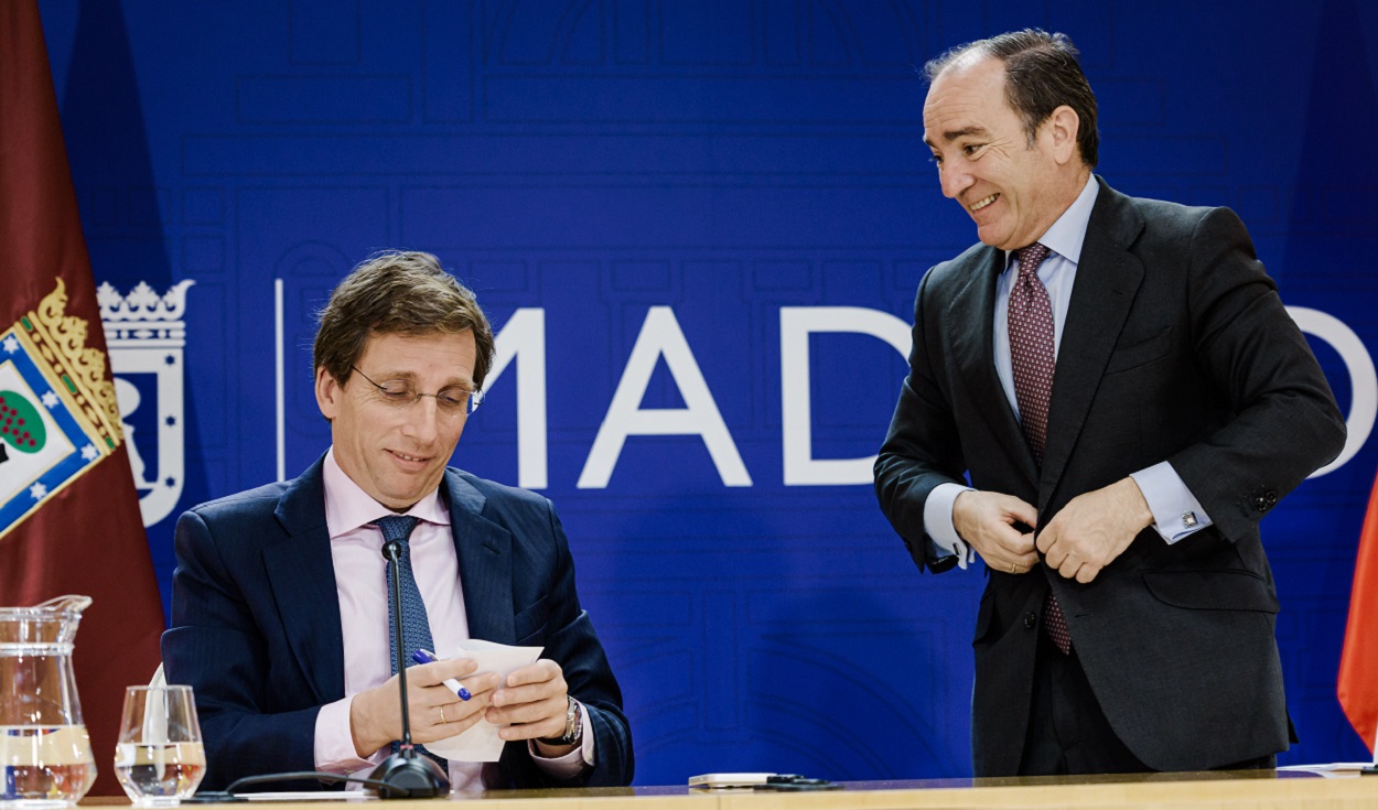 El alcalde de Madrid, José Luis Martínez Almeida, y el delegado de Urbanismo, Borja Carabante. EP
