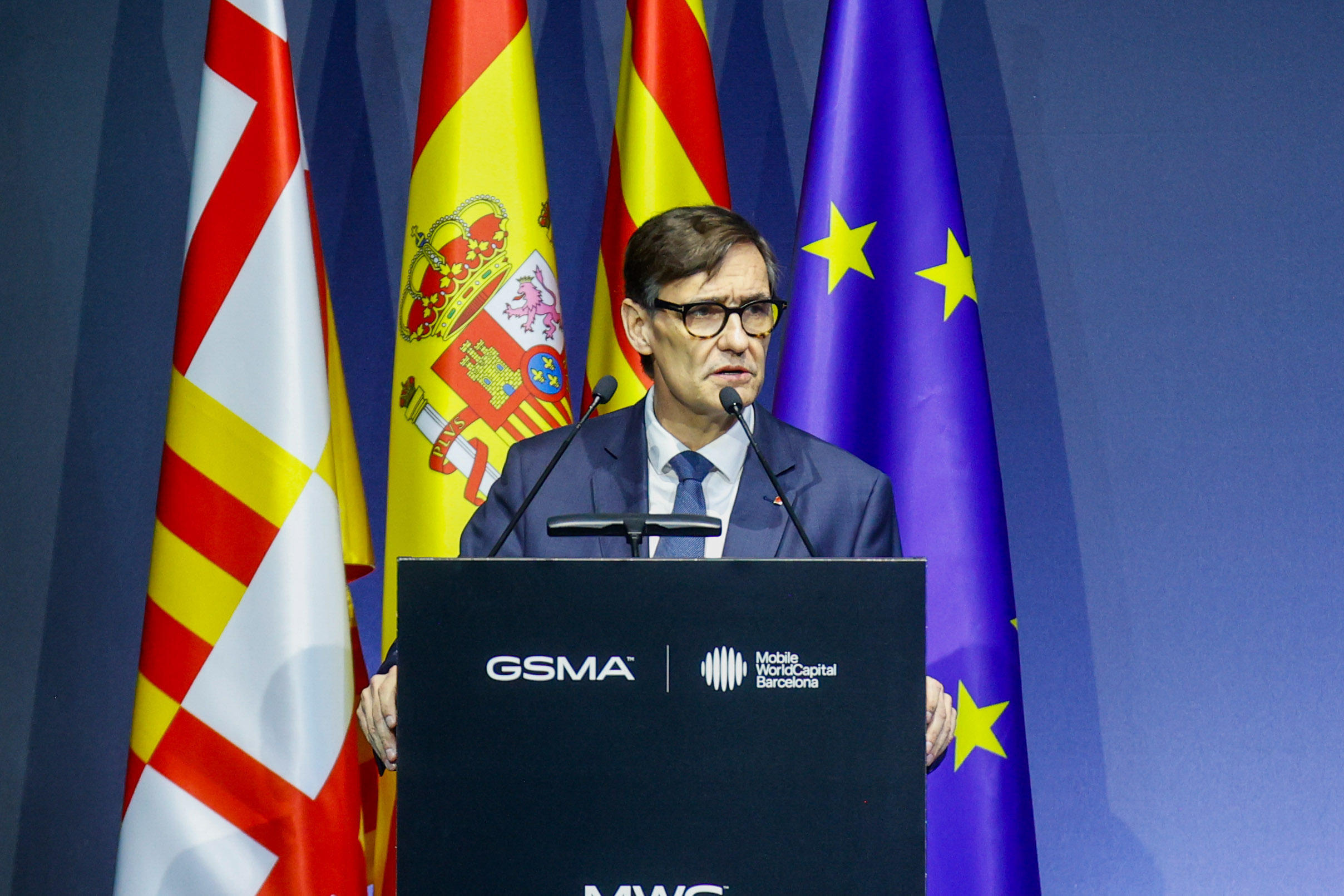 El presidente de la Generalitat de Cataluña, Salvador Illa, interviene durante la cena oficial de inauguración de la edición del Mobile World Congress de 2026. Kike Rincón / EP