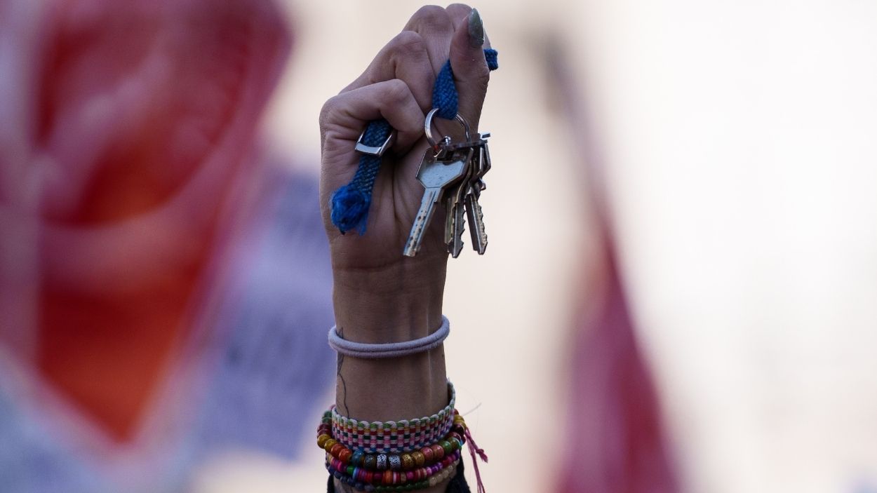 Una persona sujeta sus llaves durante una manifestación por una vivienda digna. EP/Archivo.