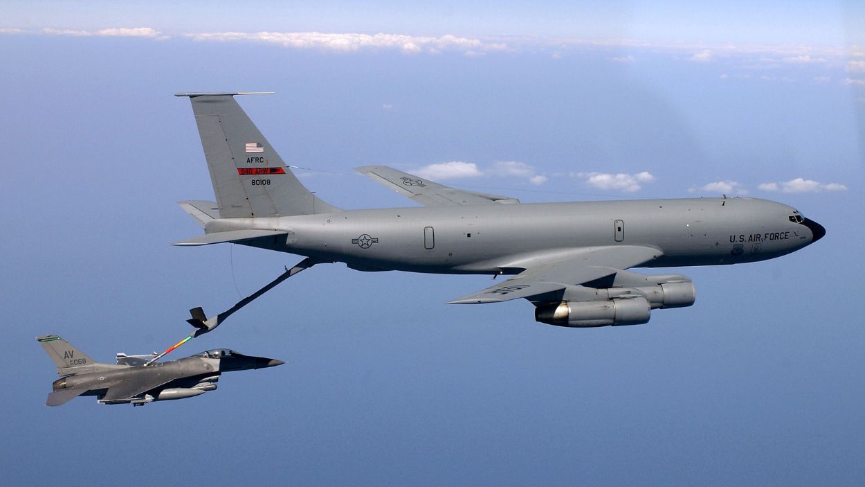 Avión cisterna KC 135 repostando un caza de combate