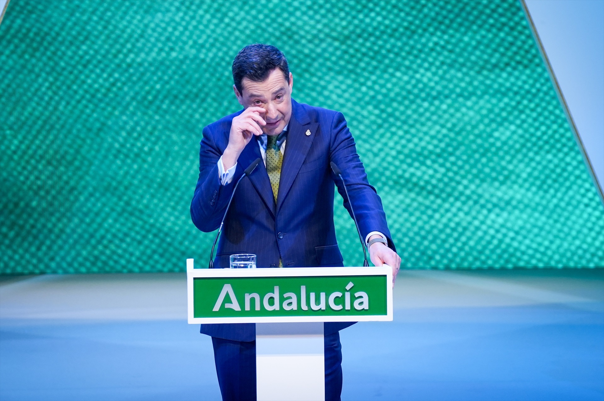 Presidente de la Junta de Andalucia, Moreno Bonilla, entre lágrimas en la gala del 28F / EP