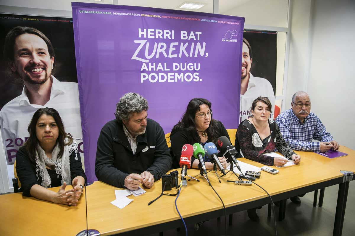 El diputado de Podemos por Álava, Junatxo López de Uralde, junto a los senadores Elvira García y Ángel Mesón; y la responsable de la campaña electoral, Edurne García. 