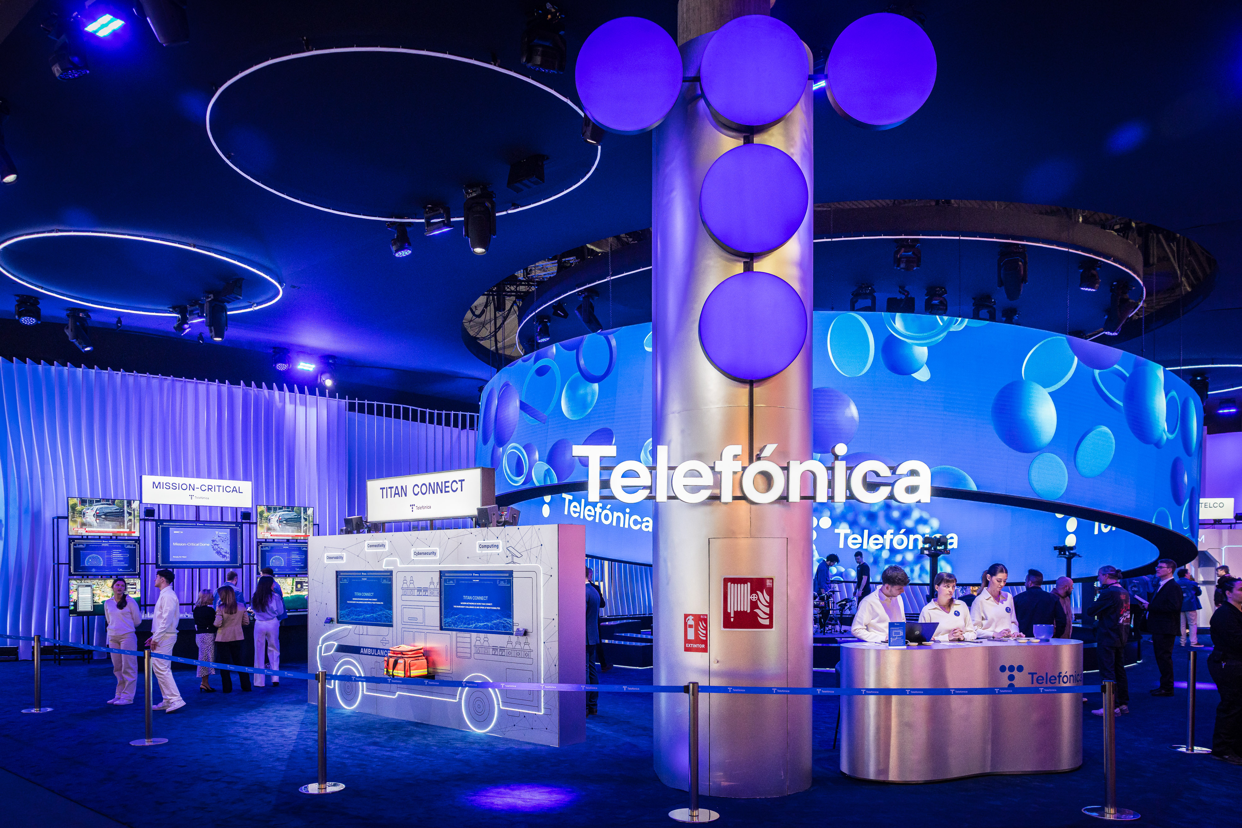 El corazón escénico y tecnológico del stand de Telefónica en el MWC26 lo forma un anillo LED 360º, de 15 metros de diámetro, suspendido y visible desde cualquier perspectiva.