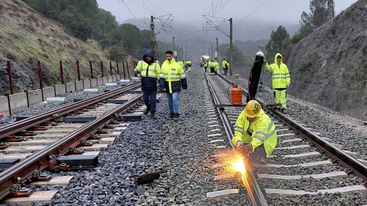 Varios operarios durante las obras de reparación de las vías en Adamuz. EP.