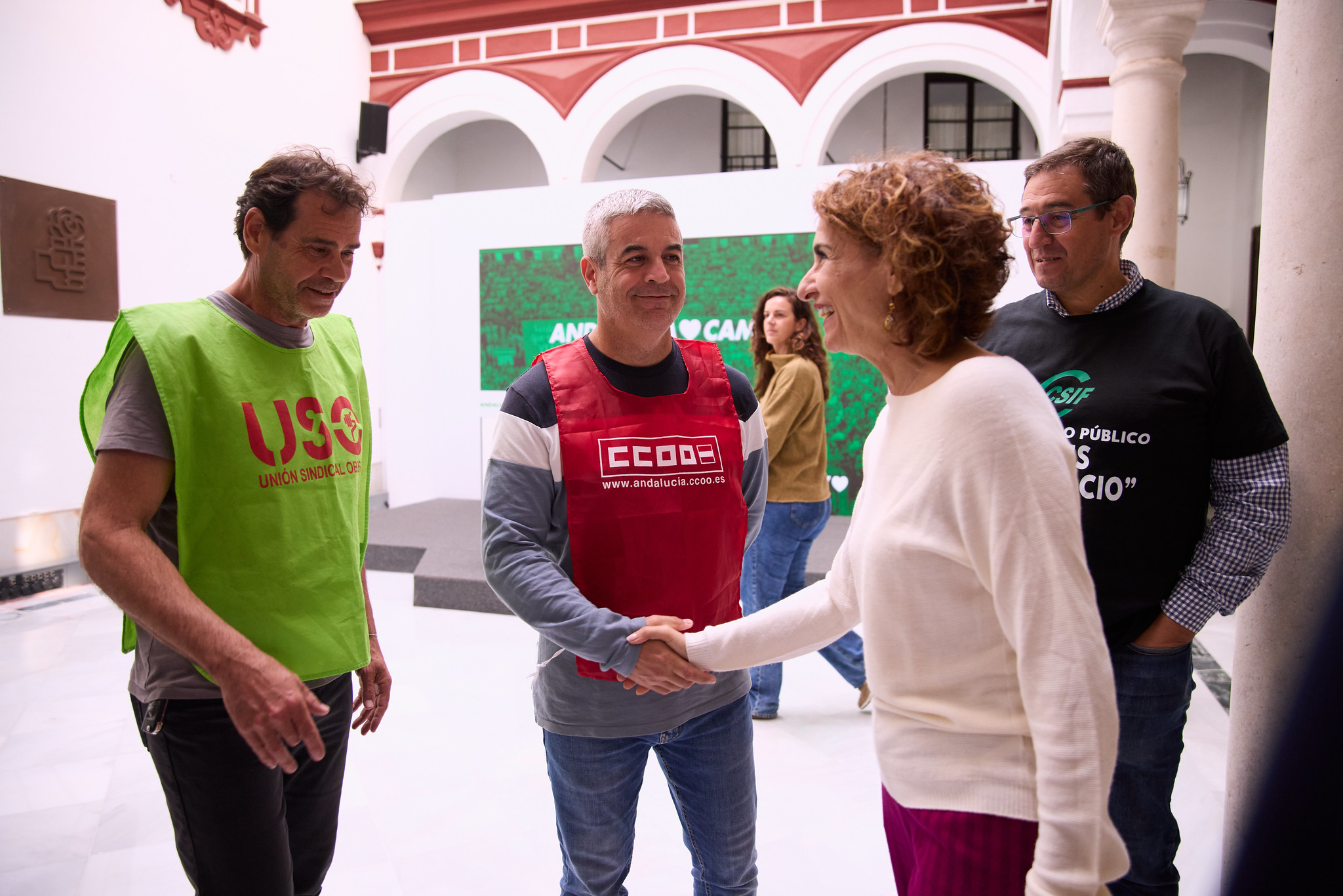 María Jesús Montero se reúne con representantes sindicales de los trabajadores de limpieza del Ayuntamiento de Sevilla