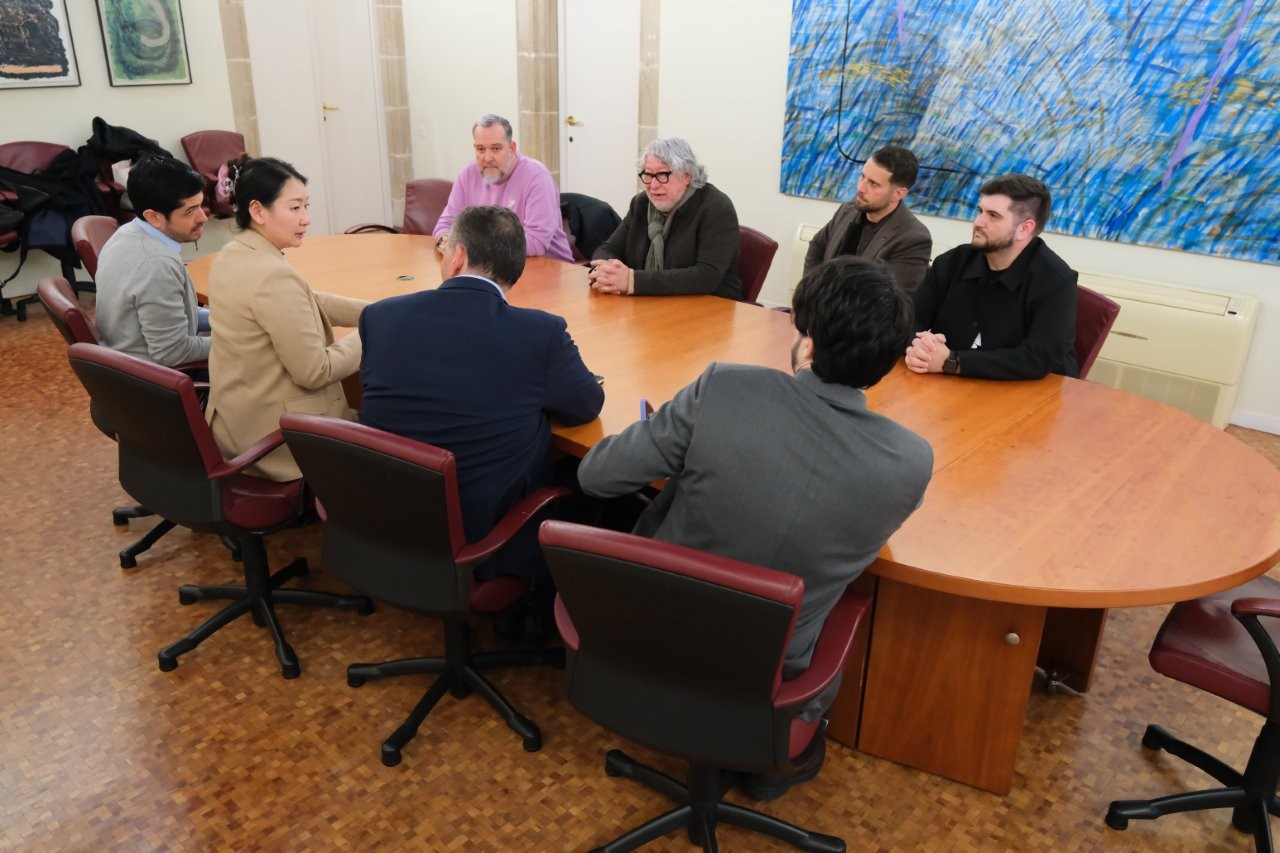 Reunión entre representantes de la empresa automovilística china Chery y el alcalde de Cornellà de Llobregat, Antonio Balmón. Ayuntamiento de Cornellà de Llobregat