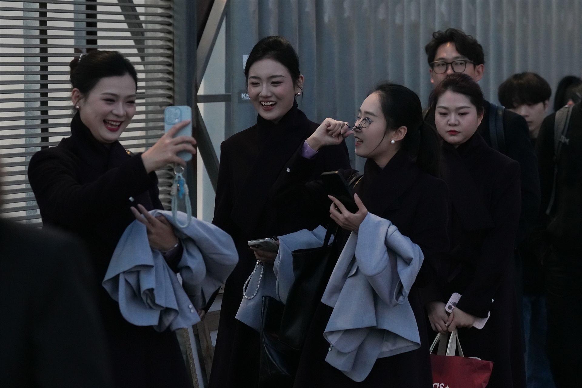 Varias personas durante la primera jornada del Mobile World Congress Barcelona 2026, en la Fira de Barcelona, a 2 de marzo de 2026, en Barcelona, Catalunya (España). 