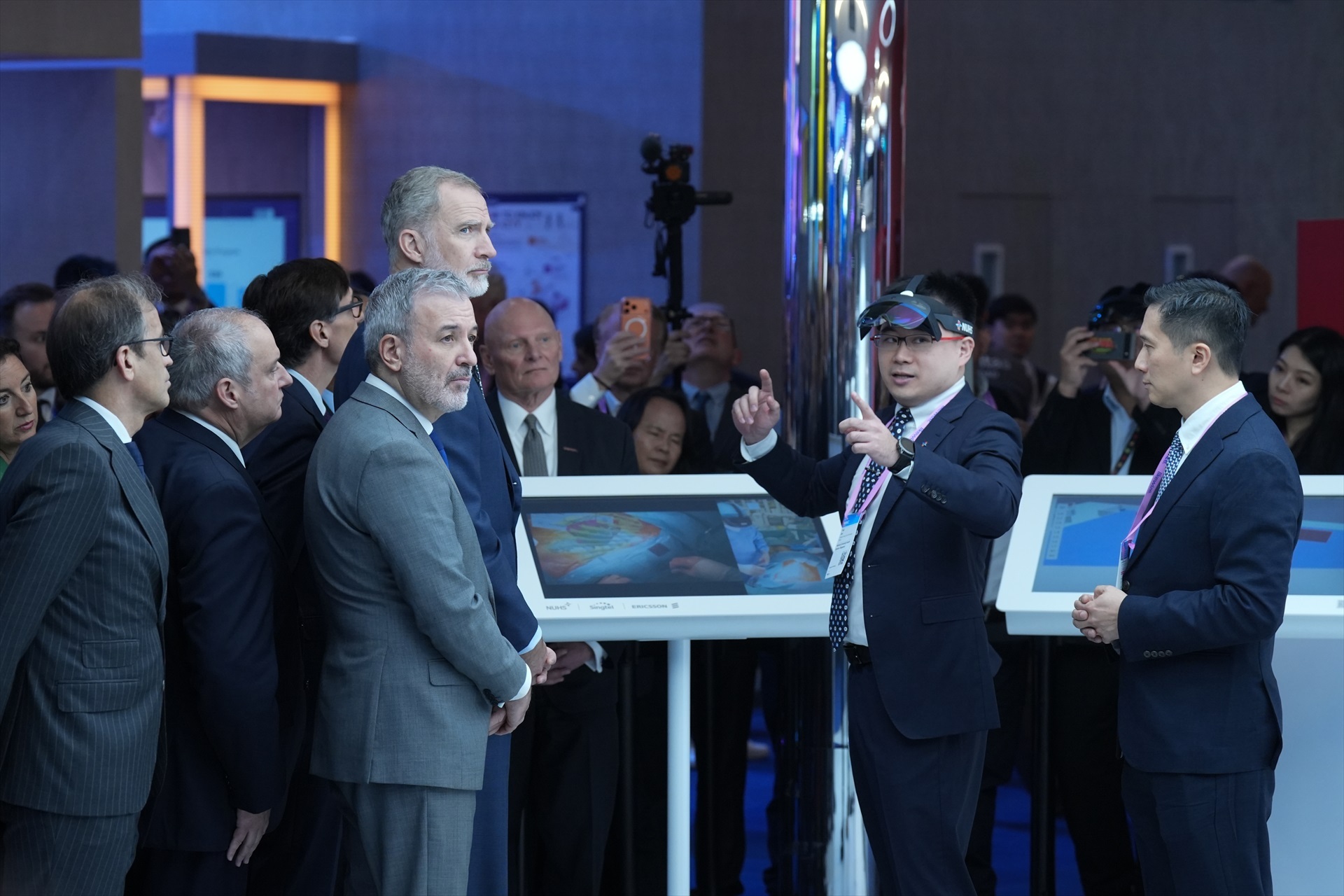 El Rey Felipe VI (2d) y el alcalde de Barcelona, Jaume Collboni (1d), durante la inauguración del Mobile World Congress Barcelona 2026.