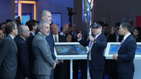 El Rey Felipe VI (2d) y el alcalde de Barcelona, Jaume Collboni (1d), durante la inauguración del Mobile World Congress Barcelona 2026.