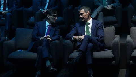 El presidente de la Generalitat, Salvador Illa (i), y el presidente del Gobierno, Pedro Sánchez (d) durante la inauguración del Mobile World Congress Barcelona 2026