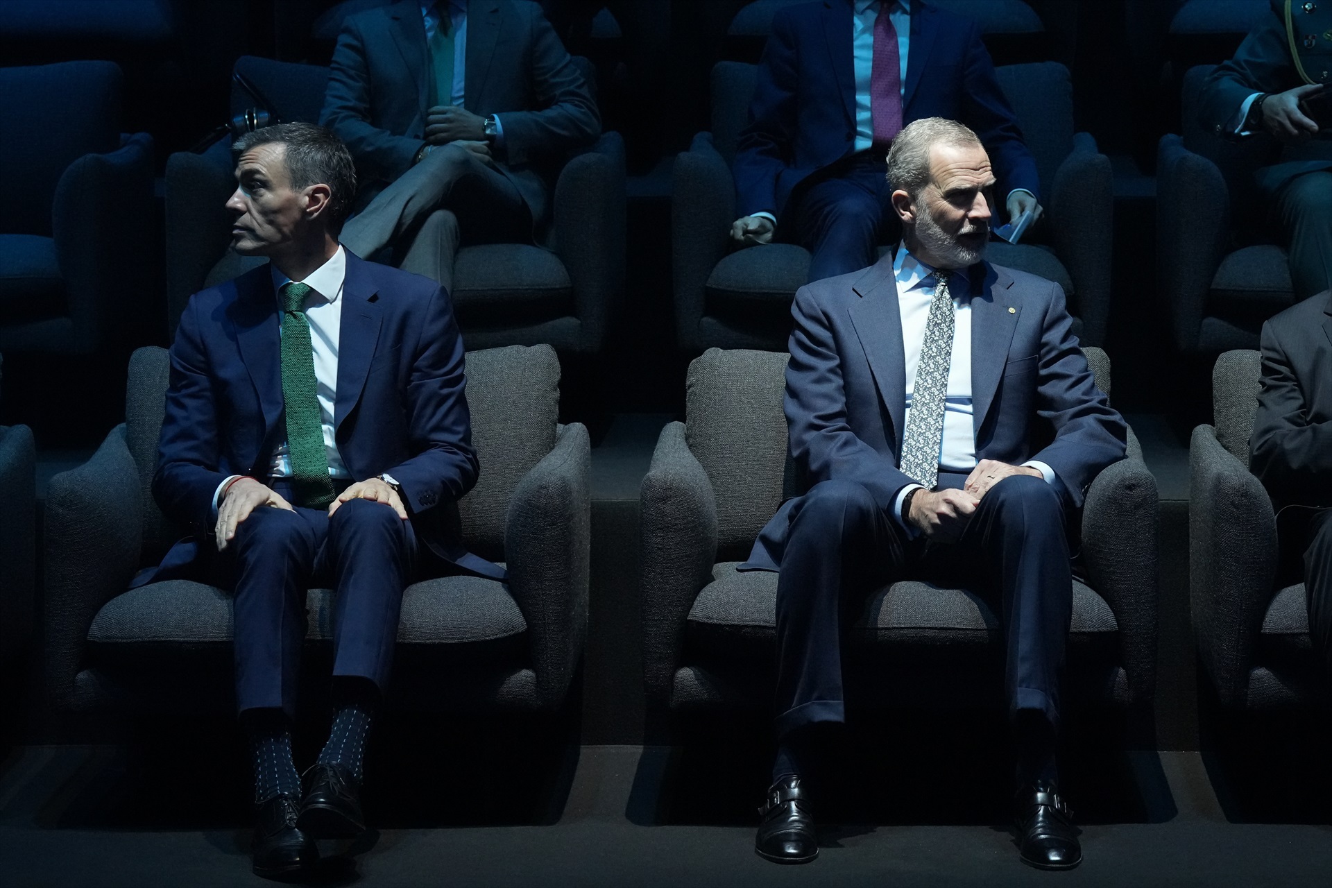 El Rey Felipe VI (d), y el presidente del Gobierno, Pedro Sánchez, (i), durante la inauguración del Mobile World Congress Barcelona 2026