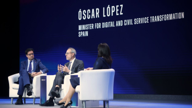 El ministro para la Transformación Digital, Óscar López, comparte un diálogo con el director global de asuntos legales y corporativos de Amazon, David Zapolsky, en el Mobile World Congress que se 
