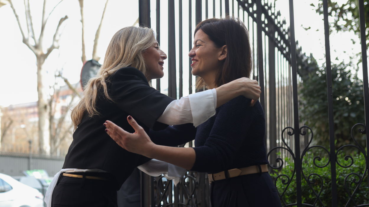 La vicepresidenta segunda y ministra de Trabajo y Economía Social, Yolanda Díaz, saluda a la ministra de Juventud e Infancia, Sira Rego. EP.