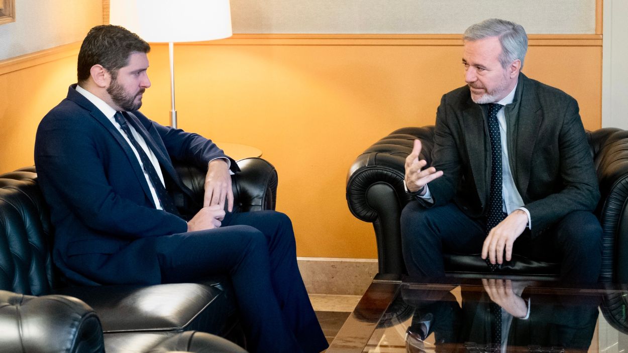 Jorge Azcón (PP de Aragón) y Alejandro Nolasco (Vox-Aragón) en el despacho de la presidencia en el Pignatelli. EP