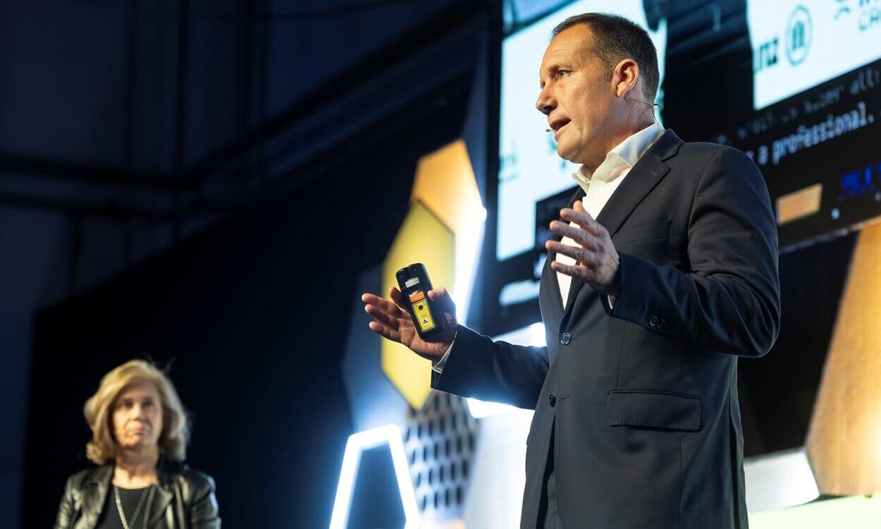  Sebastián Bamonde, director general de Operaciones Tech (Indra Group) y Mari Carmen Moneva, directora general de Recursos Humanos en Indra Group en Talent Arena 2026. INDRA GROUP