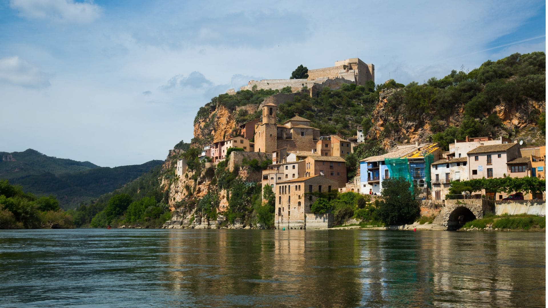 El casco histórico de Miravet se asoma al Río Ebro bajo la imponente silueta del Castillo de Miravet