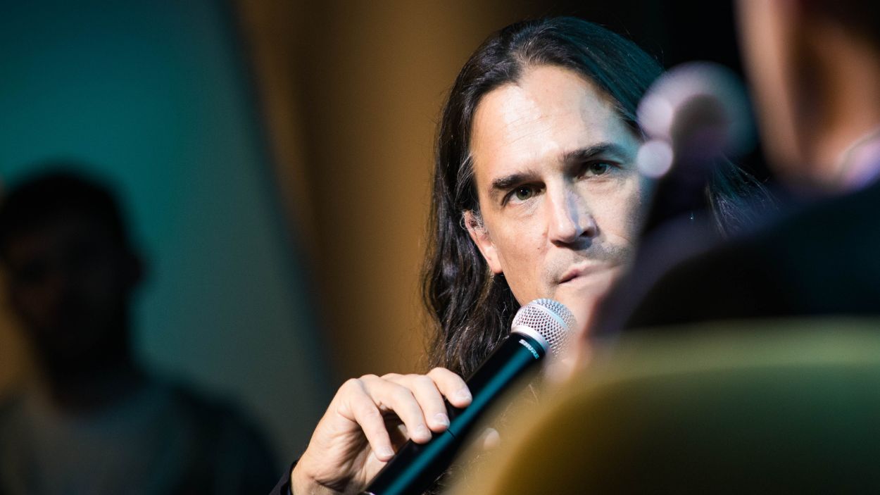 Gonzalo Escarpa dirige el nuevo curso de La Piscifactoría sobre cómo escribir un poemario. (Foto: Luis Alberto de Cuenca)